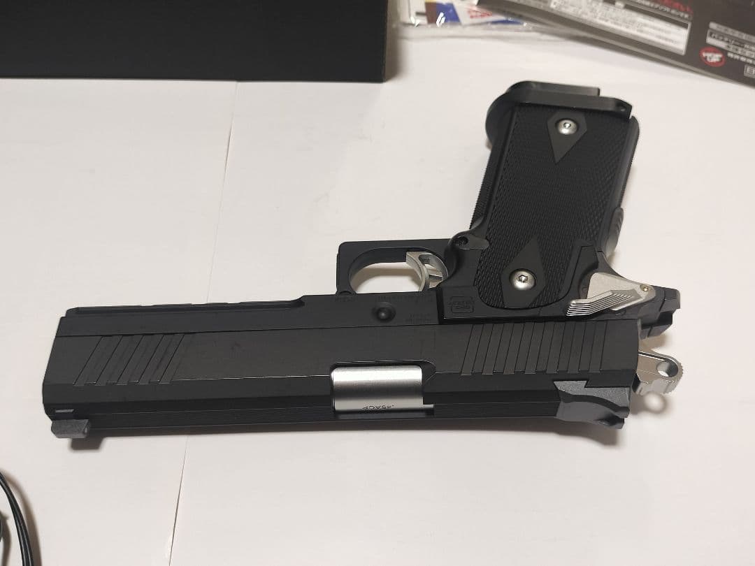 東京マルイ HI-CAPA E 電動ガン 100連マガジン2個、充電器、BB弾付