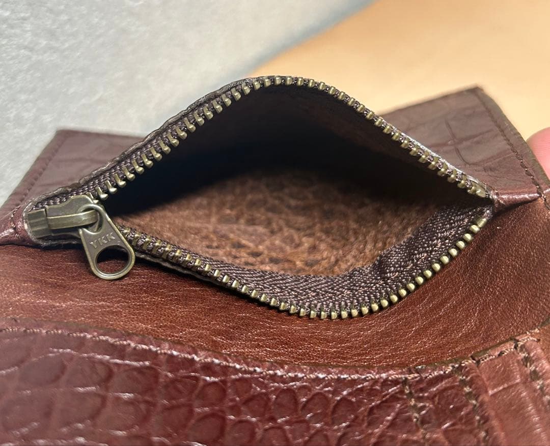 トラッカーウォレット　ミドル　三つ折り財布　型押しクロコ　コンパクト財布　牛革