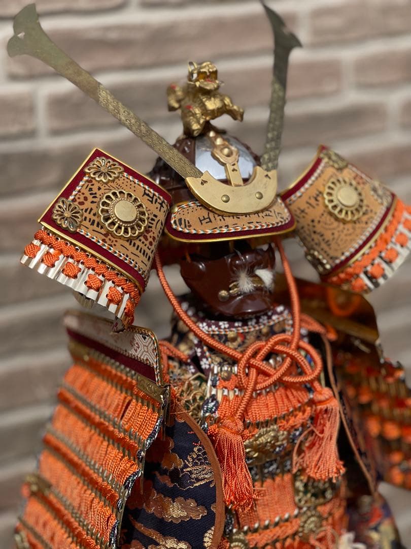 【本格朱威鎧飾り】高さ約70cm 黒塗台座付 金具装飾 豪華五月人形 端午の節句