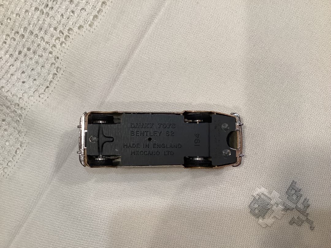 大幅お値下げ！レアカラーDINKY TOYS BENTLEY ミニカー