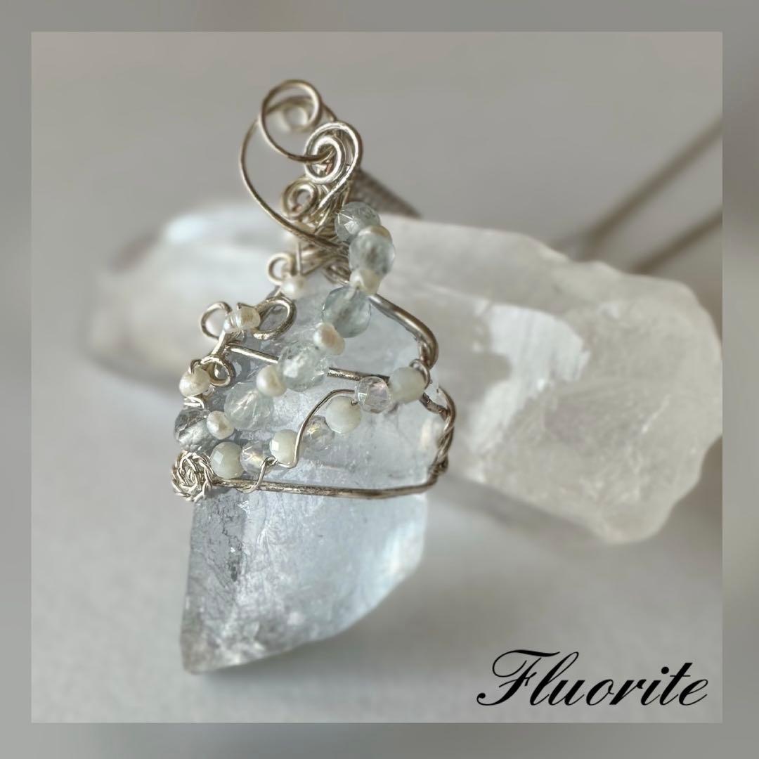 透き通るブルー✴︎フローライト原石のワイヤージュエリー