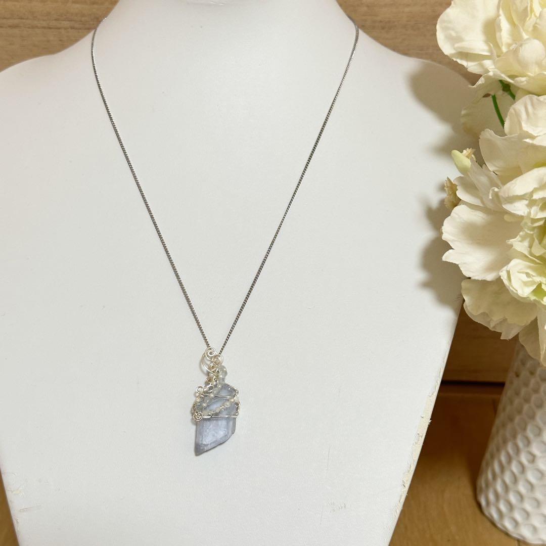 透き通るブルー✴︎フローライト原石のワイヤージュエリー