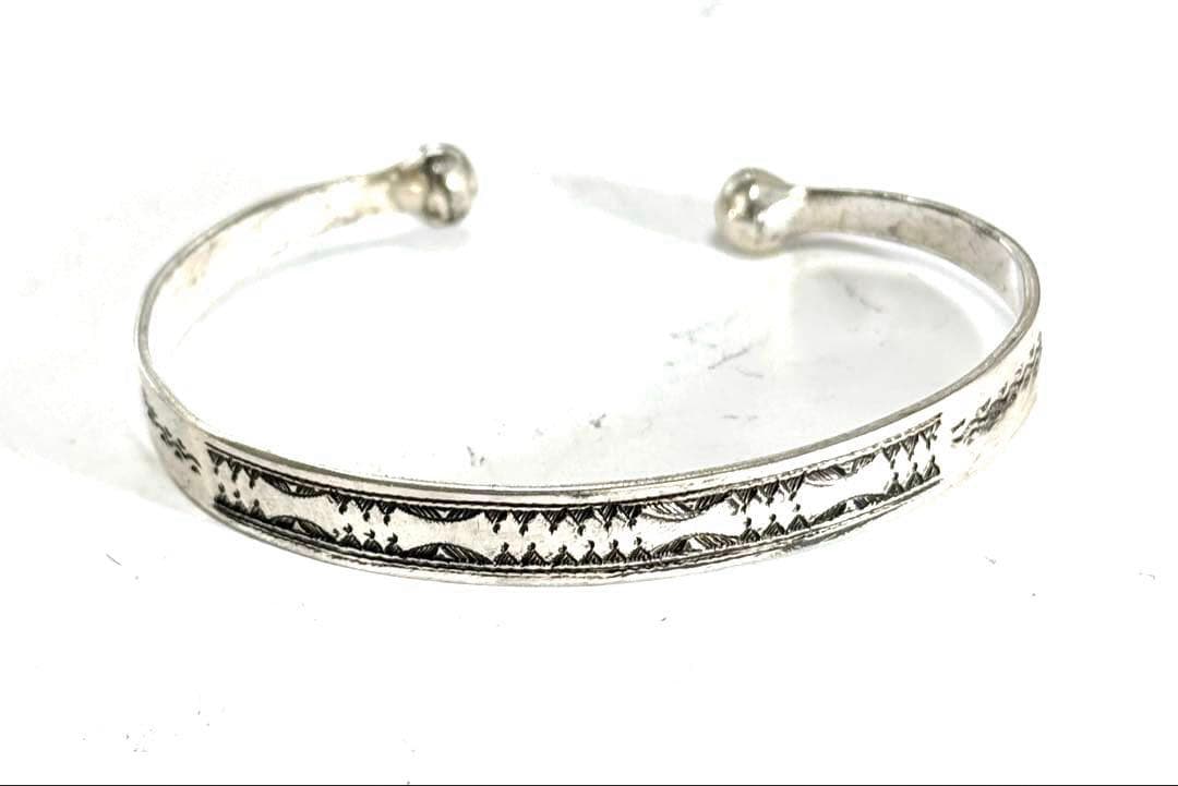 トゥアレグ族　ハンドメイド　さシルバーブレスレット