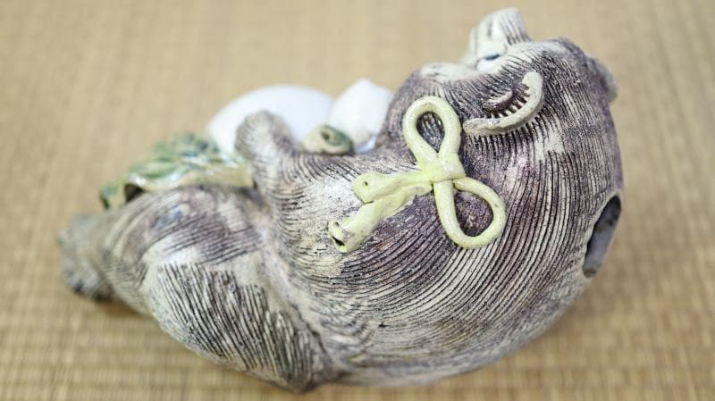 ◆信楽焼　珍しい女の狸さん　長さ32㎝ 　置物