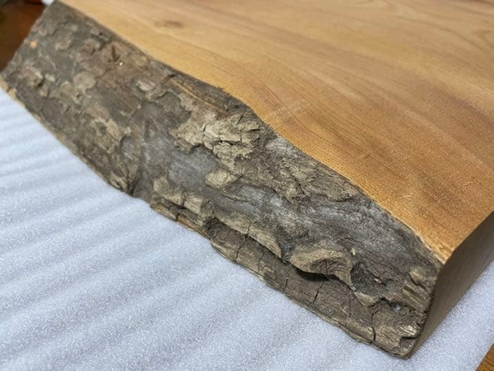 欅の無垢板(皮付き)