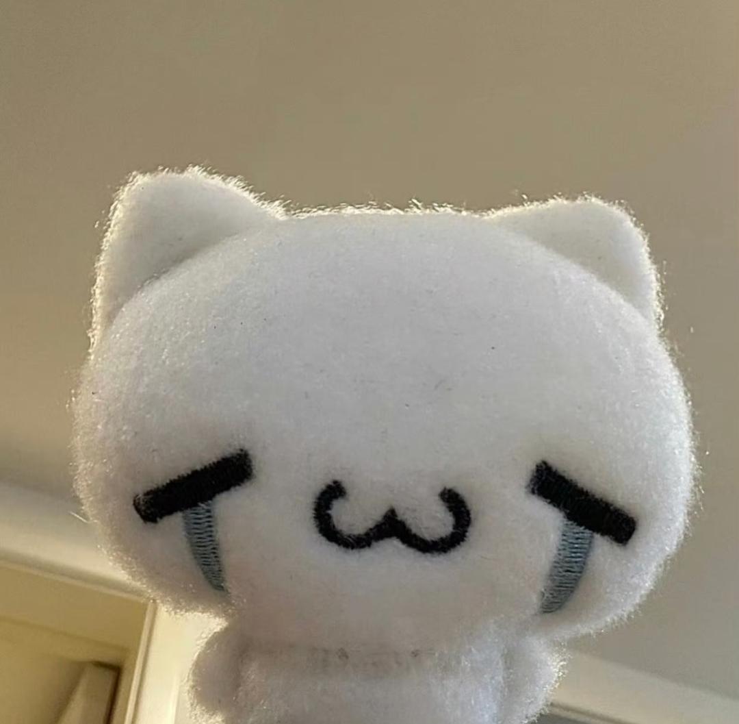 ストロベリー装飾のスカラップ皿