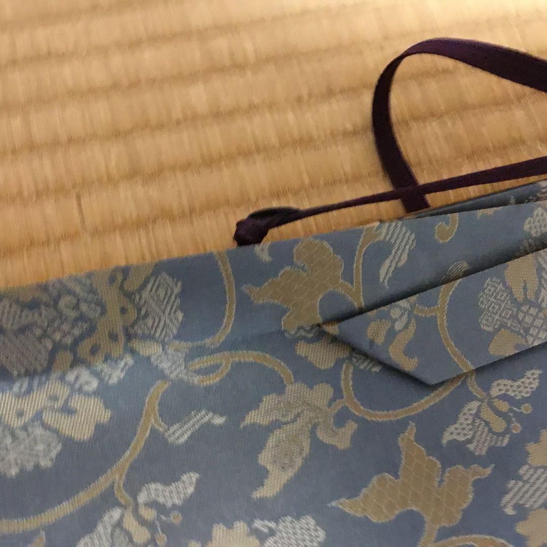 多色使いの掛軸 人物像と漢字の書