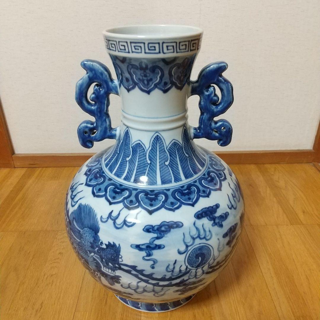 青白磁の装飾花瓶