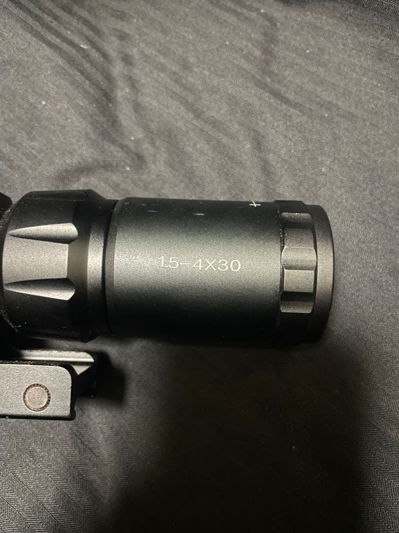 ショートスコープ　1.5-4倍　イルミネーション赤青緑点灯　エアガン　トイガン