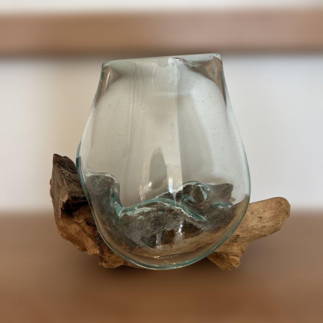 ユニークな形のガラス花瓶