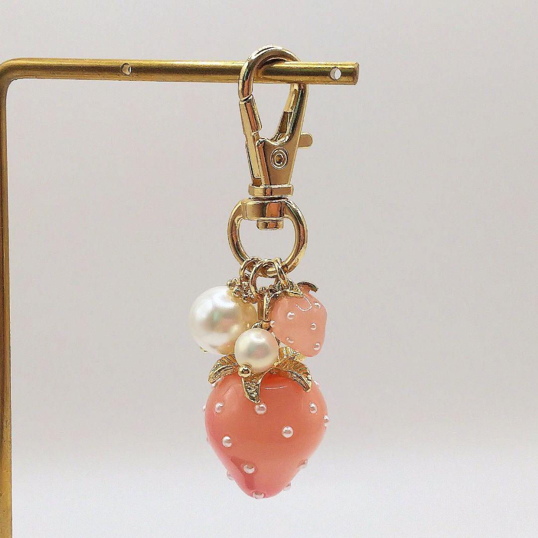 苺とパールのキーホルダー グラデーションピンク