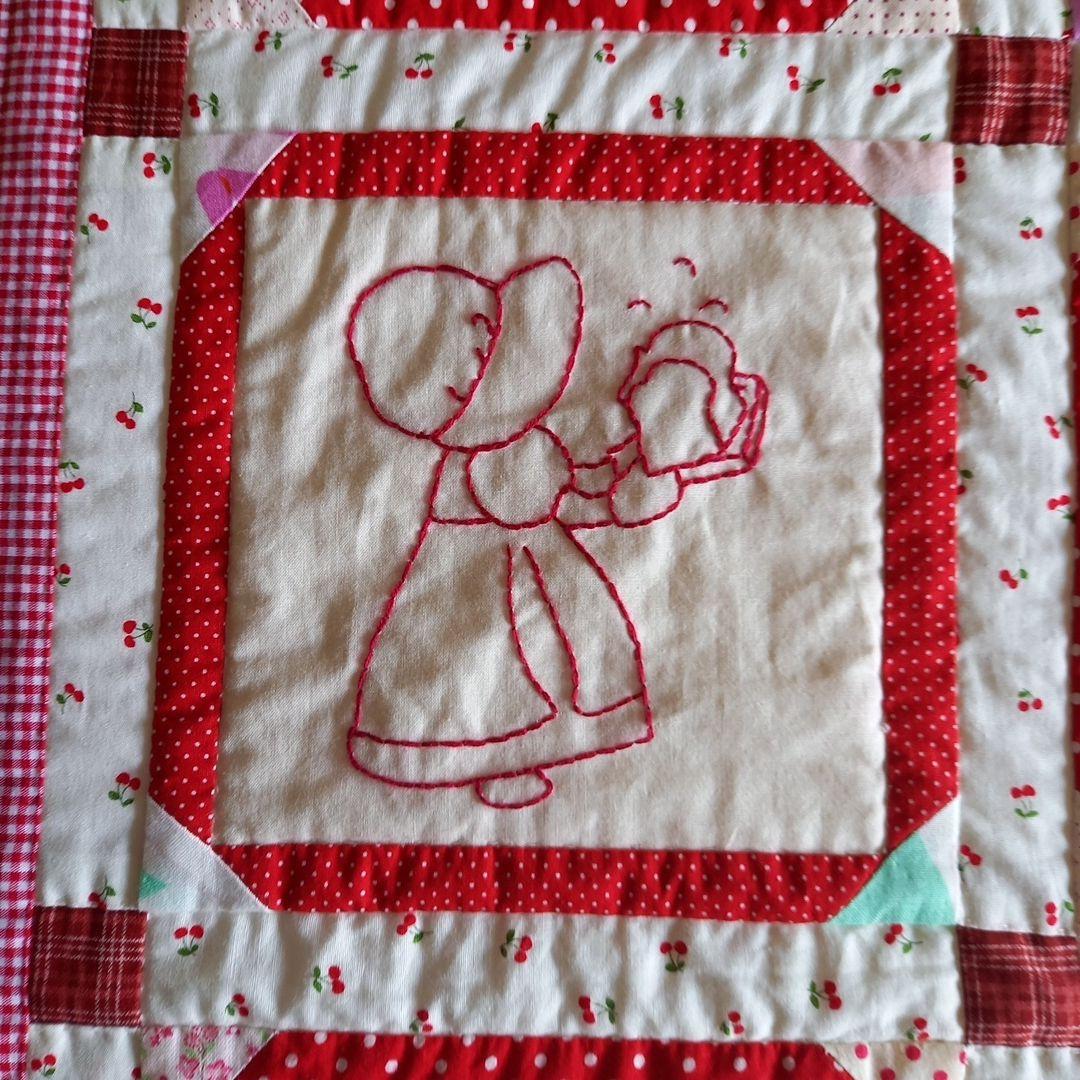 パッチワークキルトタペストリー 　　【 スーちゃん 刺繍 】