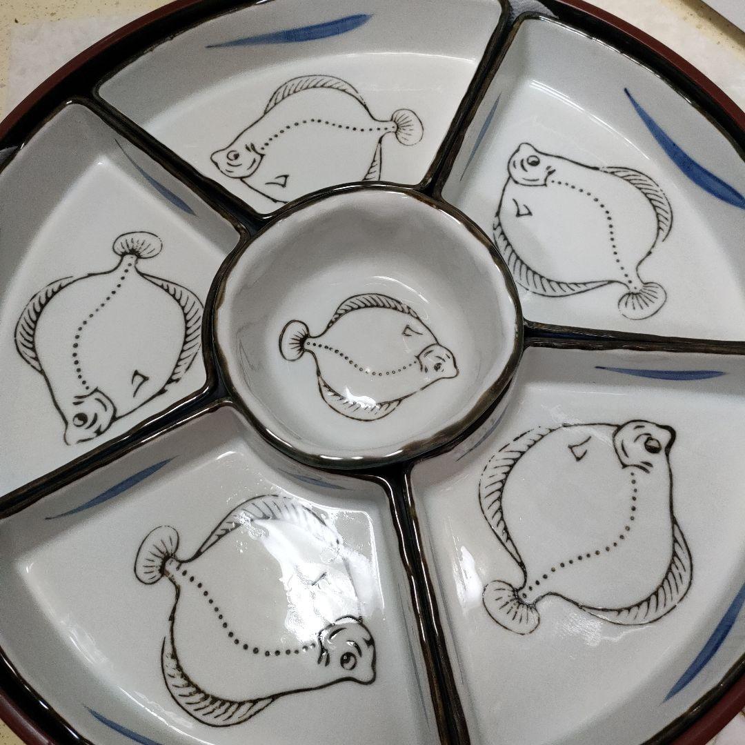 ひらめデザインの陶器回転皿と小皿