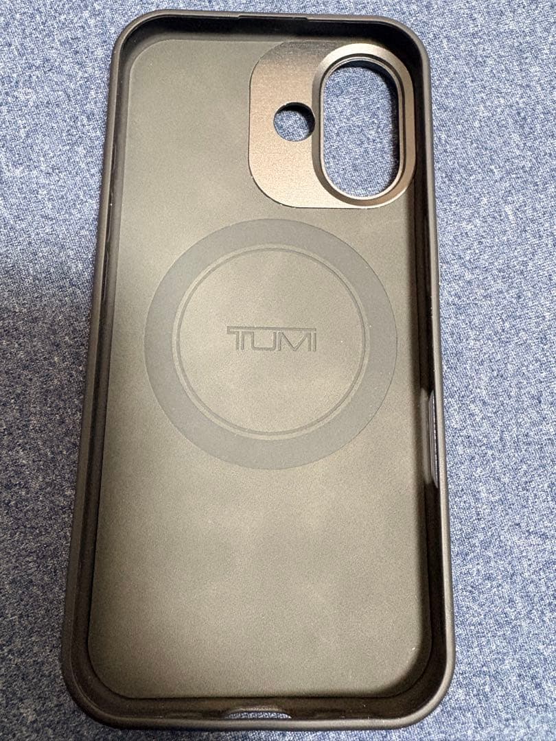 TUMI カーボンファイバー風 iPhone16 ケース　スタンド付